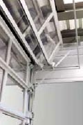 Компактные секционные ворота Hormann ALU-R поднимаются вертикально вверх и посекционно складываются под потолком